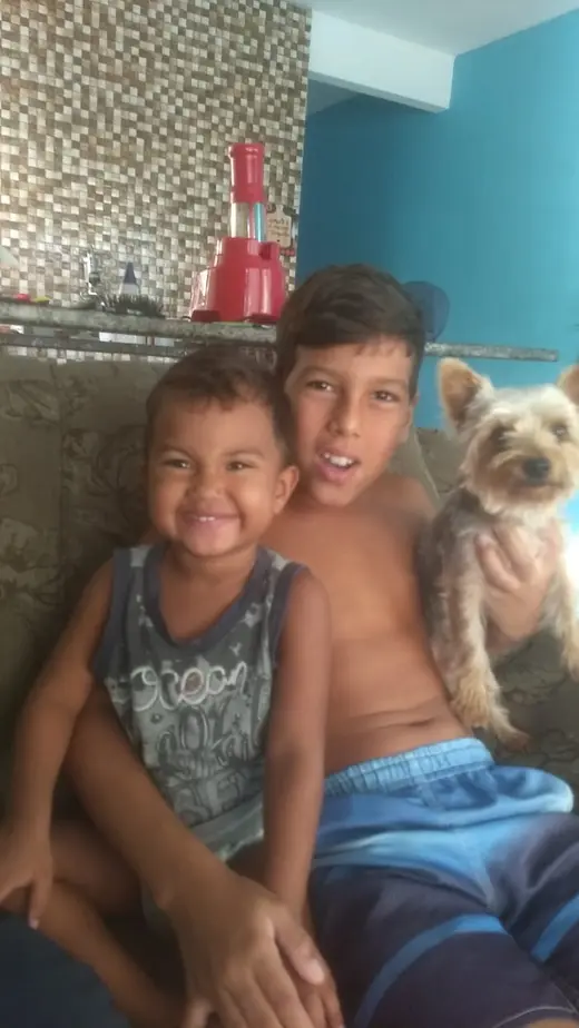 Reencontro da família do Hermano com o cachorro em Ilha Grande, RJ